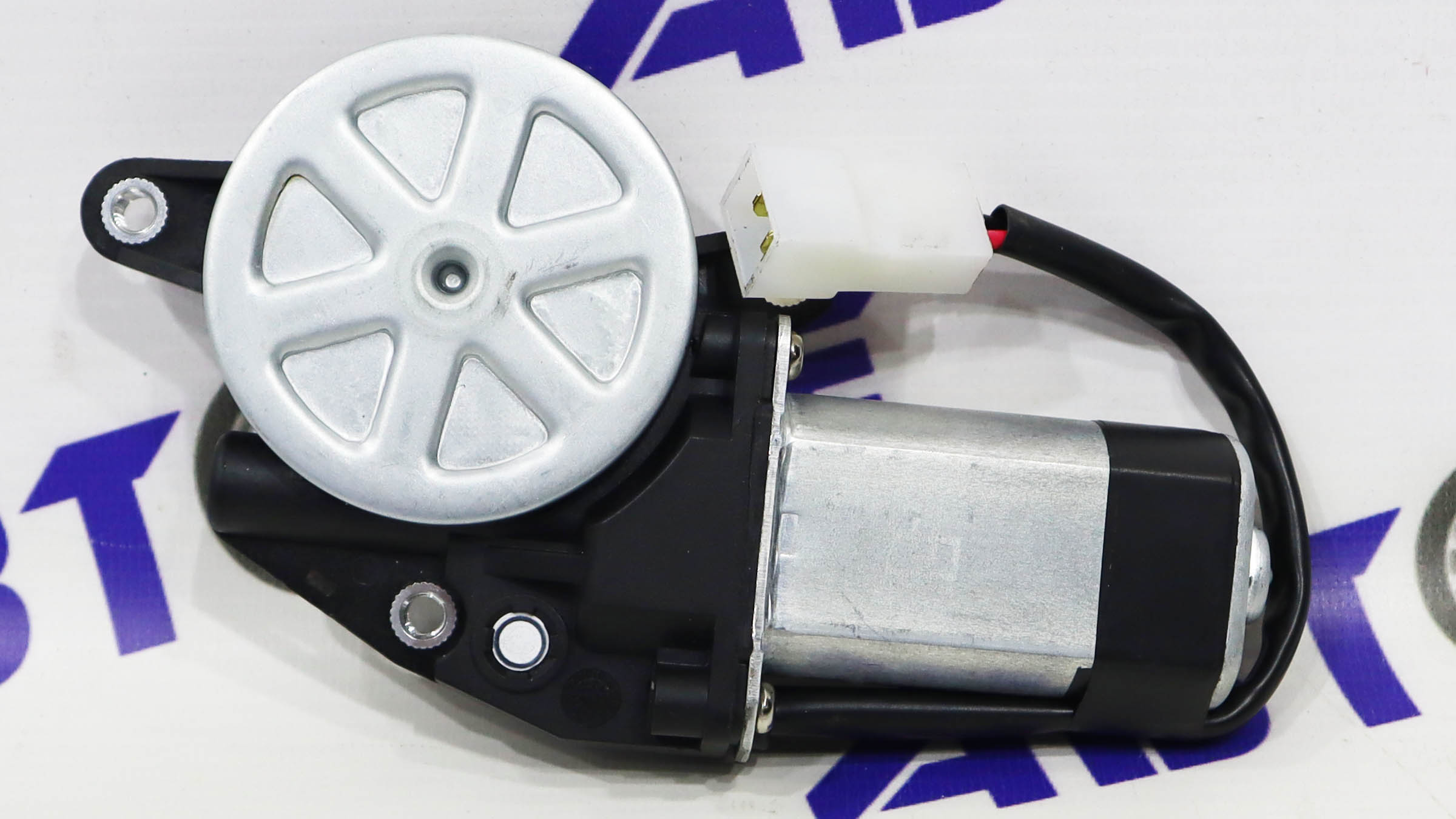 Мотор стеклоподъемника (левый) (провод 205мм черный) (8 зубьев) (колодка 20605) (под ГРАНАТ) ГранатАвто